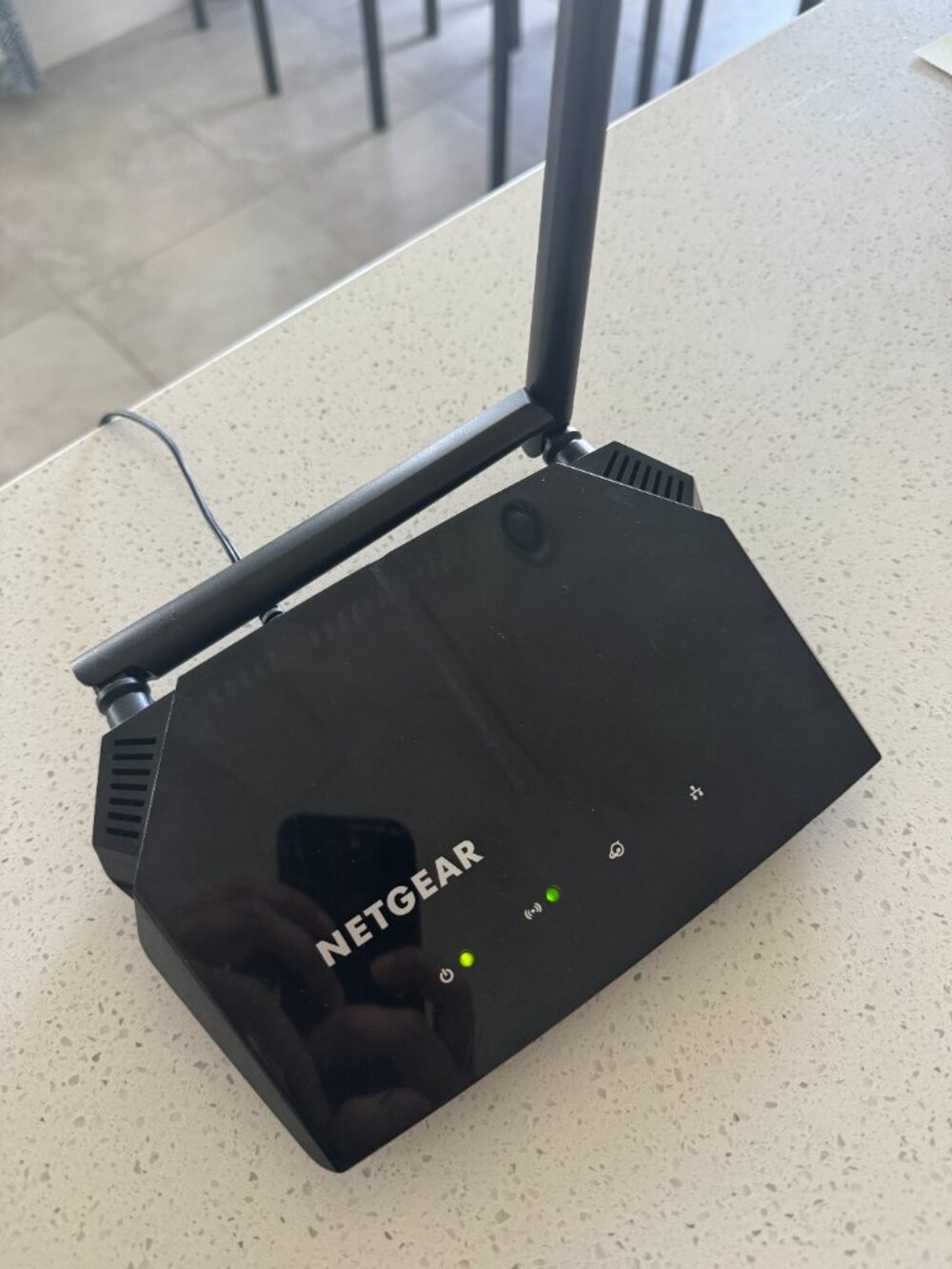 NETGEAR Ac1200 Dual Band WiFi Router Model R6120 - Picture 2 of 5